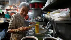 Nenek Leong Yuet Meng, pemilik usaha Nam Seng Noodle House mengolah mie di warungnya di Singapura (22/3). Leong Yuet Meng masih menjalankan usaha warung mie pangsit, meski berusia sudah menginjak 90 tahun. (Reuters/Edgar Su)