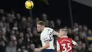 <p>Penyerang Tottenham Hotspur, Dejan Kulusevski berebut bola udara dengan bek Arsenal, Oleksandr Zinchenko pada pertandingan lanjutan Liga Inggris di Stadion Tottenham Hotspur di London, Inggris, Minggu (15/1/2023). Kekalahan dari Arsenal membuat Tottenham berada di peringkat lima dengan raihan 33 angka dari 19 pertandingan. (AP Photo/Frank Augstein)</p>