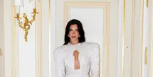 Hadir dalam peragaan busana Schiaparelli Fall 2025 Haute Couture, pelantun &ldquo;Dance the Night&rdquo; ini tampil berani dan penuh statement dalam balutan gaun putih avant-garde yang sarat referensi sejarah mode. [@dualipa].