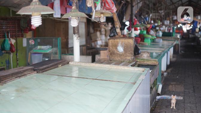 Suasana Pasar Minggu yang tutup dan sepi dari aktivitas jual beli di Jakarta Selatan, Minggu (21/6/2020). Penutupan dilakukan menyusul ditemukannya tiga pedagang yang terkonfirmasi positif Covid-19 setelah dilakukan uji usap oleh puskesmas kecamatan beberapa pekan lalu. (Liputan6.com/Immanuel Antoni