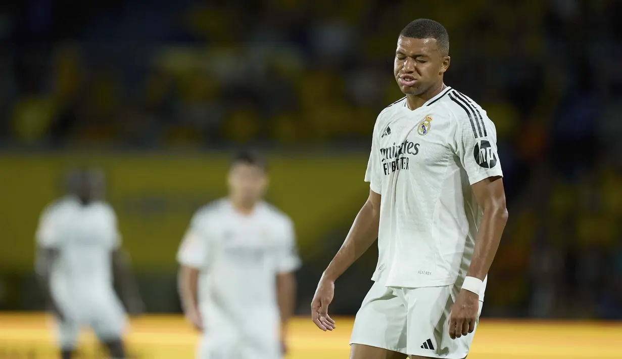 Pemain Real Madrid, Kylian Mbappe, tampak kecewa setelah ditahan imbang Las Palmas pada laga pekan ketiga La Liga 2024/2025 di Stadion Gran Canaria, Jumat (30/8/2024).  (AP Photo/Gabriel Jimenez)