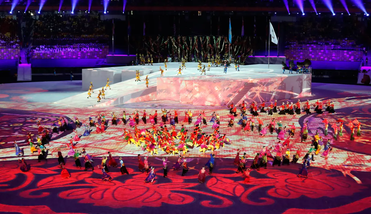 Sejumlah penari saat Upacara Pembukaan Sea Games Asia Tenggara ke-29 di Kuala Lumpur, Malaysia, Sabtu, (19/08/2017). (AP Photo / Vincent Thian)