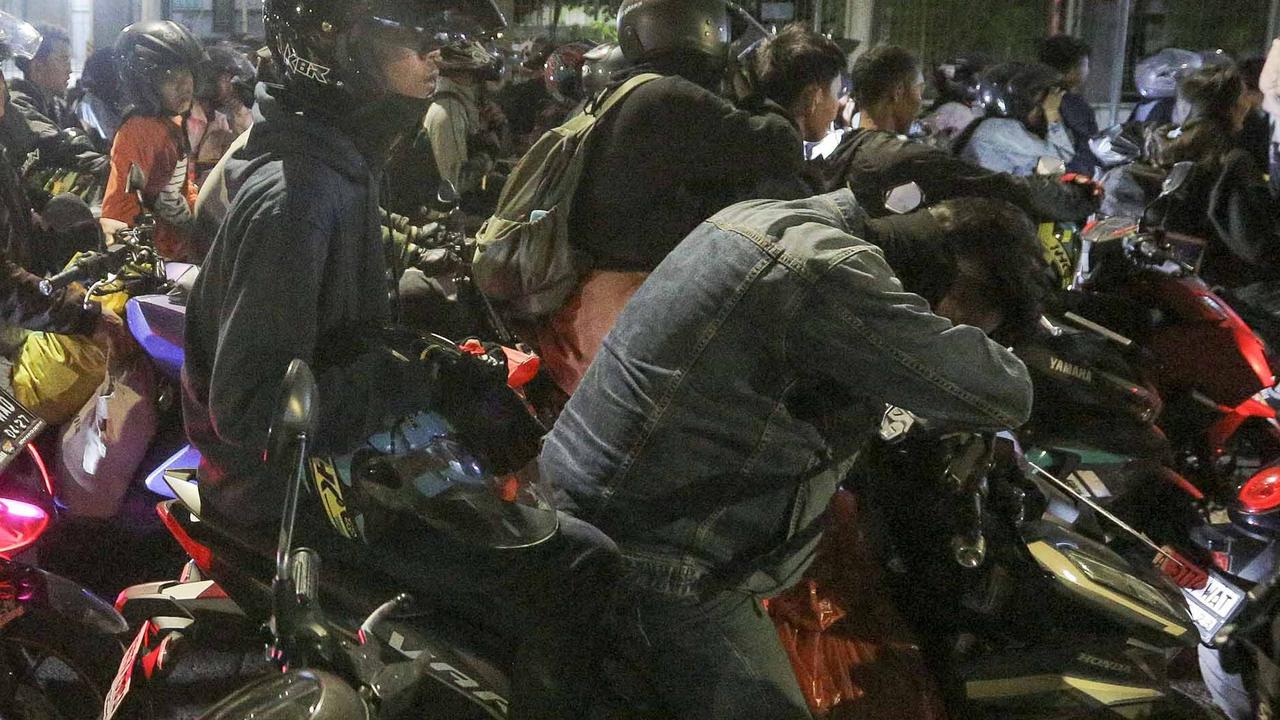 FOTO: Sambil Tidur di Motor, Warga Antri Masuk Kapal Di Puncak Arus Mudik Ciwandan
