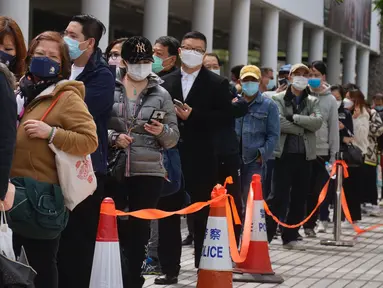 Warga antre tes virus corona di pusat pengujian sementara di Hong Kong, 23 Februari 2022. Warga Hong Kong menjadi semakin terganggu dengan desakan pemerintah untuk tetap berpegang pada strategi "nol-COVID" ketika kota itu mencatat rekor jumlah kasus baru lainnya pada hari Rabu. (AP Photo/Vincent Yu)