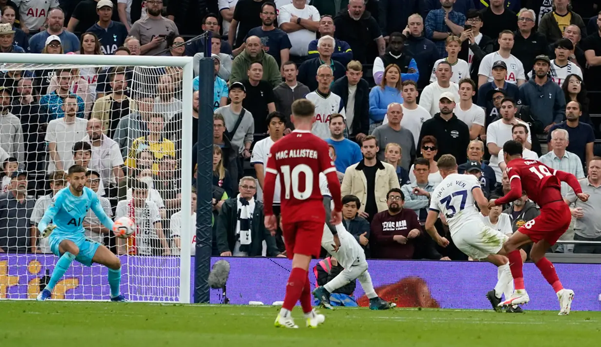 Liverpool secara luar biasa mampu menyamakan skor di injury time babak pertama. Sundulan bek Virgil Van Dijk mampu diselesaikan dengan baik oleh Gakpo. Skor 1-1 bertahan sampai jeda. (AP Photo/Alberto Pezzali)