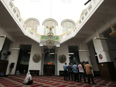 Beberapa jamaah muslim melakukan ibadah salat zuhur di Masjid Cut Meutia, Jakarta, Rabu (15/6/2016). Masjid ini merupakan bangunan peninggalan Belanda yang dulunya dipakai sebagai bangunan kantor biro arsitek. (Liputan6.com/Helmi Fithriansyah)