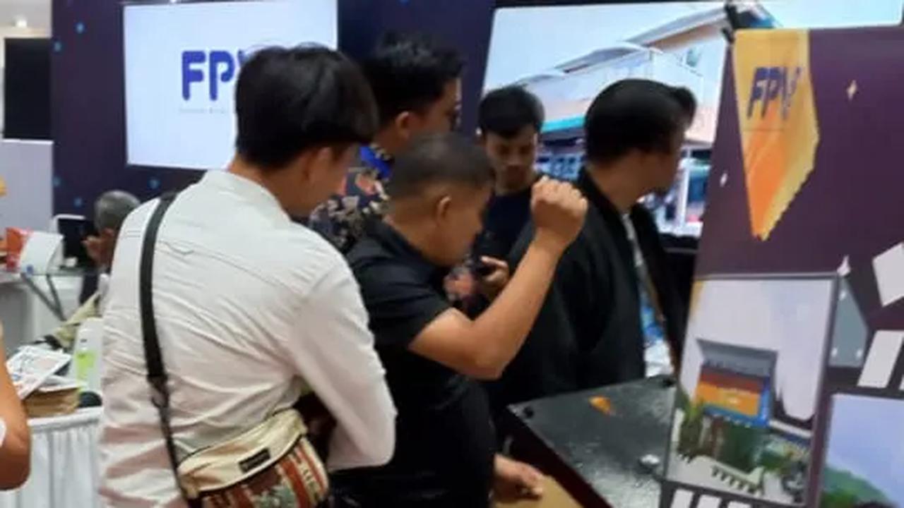 "Saya sudah berkeliling di tempat job fair ini dan ada beberapa lamaran yang sudah saya drop," ucap Teguh.