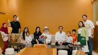 Cerita Kiky Saputri Undang Kaesang Pangarep ke Pembukaan Kafenya di Solo, yang Datang Jokowi Sekeluarga.&nbsp; foto: (dok.Instagram @kikysaputrii/https://www.instagram.com/p/DD9YZuJyn8u/Henry)