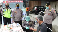 Rapid test gratis yang digelar Polda Sulteng bagi pengunjung dan pedagang pasar tradisional di Palu pada Rabu (24/6/2020). Sebanyak 40 warga menjalani test itu. (Foto: Humas Polda Sulteng).