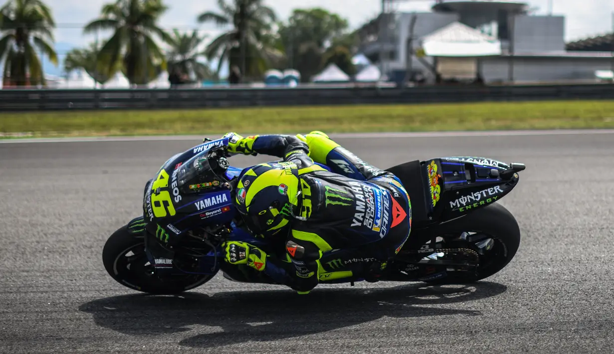 Pembalap Monster Energy Yamaha, Valentino Rossi saat latihan bebas pertama (FP1) MotoGP Malaysia di Sirkuit Sepang, Jumat (1/11/2019). Valentino Rossi terpuruk ke posisi delapan pada FP1 MotoGP Malaysia. (Mohd RASFAN/AFP)