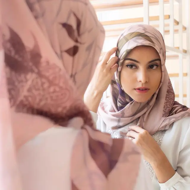 6 Potret Medina Dina Pakai Hijab, Dapat Restu Roy Marten Meski Beda Agama dengan Gading