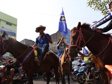 Pendukung Persib datang dari Astana Anyar dengan menggunakan kuda sebagai bentuk dukungan kepada tim kesayangannnya Persib Bandung di Bandung, Minggu (25/10/2015). (Bola.com/Nicklas Hanoatubun)