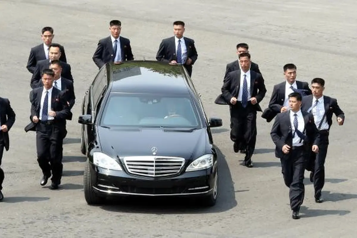 'Paspampres' mengawal mobil yang ditumpangi pemimpin Korea Utara Kim Jong-un. (AFP/Korea Summit Press Pool)