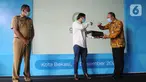 Wakil Walikota Bekasi Tri Adhianto, VP Regional Operations Gojek Jabodetabek Gede Manggala dan Pimpinan Bank BJB Cabang Bekasi Adie Arief Wibawa pada peluncuran pembayaran secara non-tunai melalui GoTagihan di aplikasi Gojek, Bekasi, Jawa Barat, Senin (14/12/2020). (Liputan6.com/HO/Ading)