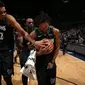 Derrick Rose (kanan) membuat 50 poin saat Timberwolves mengalahkan Jazz di laga NBA (Dok NBA)