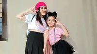 Saat konser Blackpink di Jakarta, Ayu Ting Ting dan Bilqis hadir untuk menikmati konser. Keduanya serasi dengan busana rok pendek dan crop top. [Instagram/ayutingting92]
