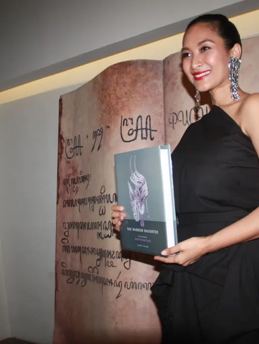 'Saya melihat beliau (Desak Nyoman Suarti) banyak sekali yang harus disampaikan, bukan hanya soal karya tapi bagaimana dirinya mencari jati diri,' tutur Happy Salma. (Galih W. Satria/Bintang.com)