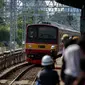 Penumpang menunggu KRL di Stasiun Manggarai, Jakarta, Selasa (28/3). Perubahan rute tersebut direncanakan berlaku mulai 1 April besok. Perubahan ini untuk mengurai kepadatan yang sering terjadi di Stasiun Manggarai. (Liputan6.com/Faizal Fanani)