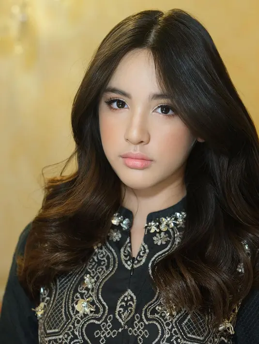 Tak heran jika Mikhayla dianggap bibit unggul, bisa meneruskan sang ibu menjadi seorang public figure. [Foto: Instagram/victoria_makeupatelier]