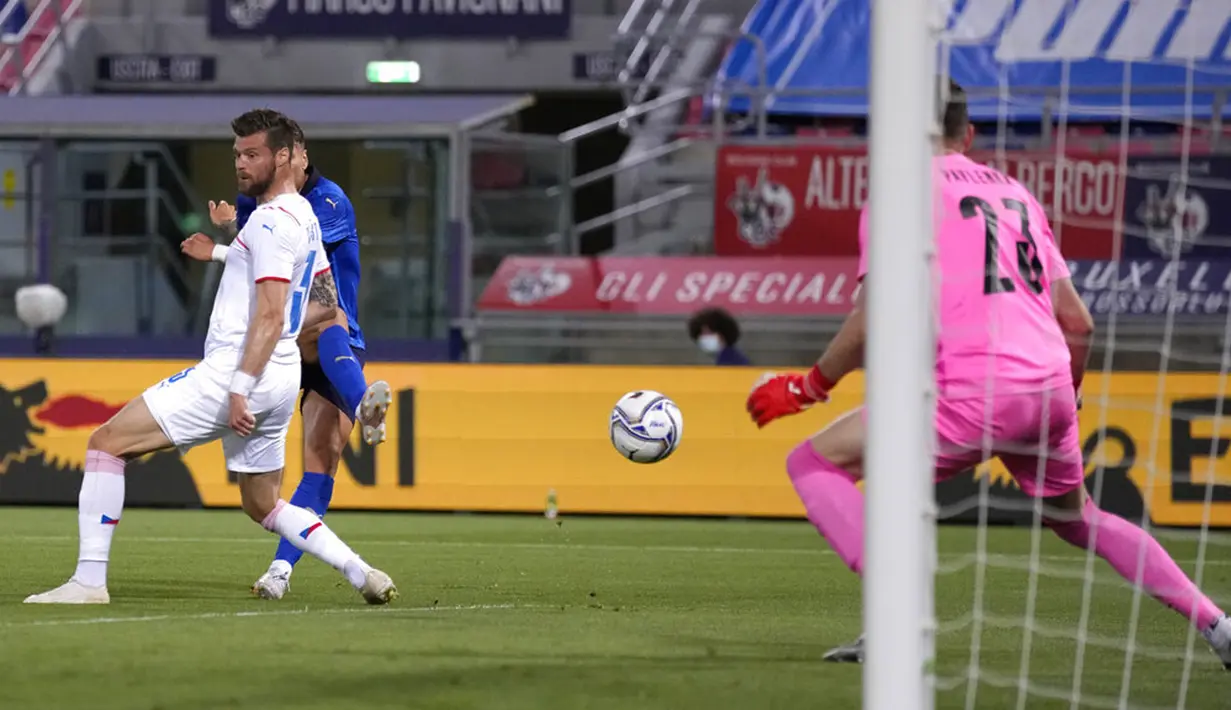 Pemain Italia Ciro Immobile (belakang) mencetak gol ke gawang Republik Ceko pada pertandingan persahabatan internasional di Bologna, Italia, Jumat (4/6/2021). Italia menang 4-0. (AP Photo/Antonio Calanni)