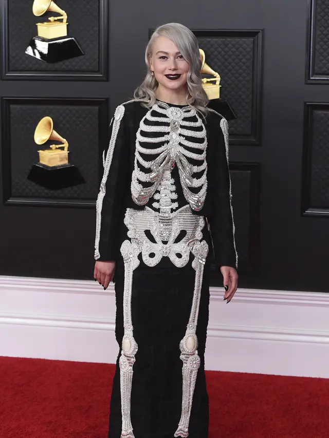 Phoebe Bridgers dalam Grammy Awards 2021. (Jordan Strauss/Invision/AP)