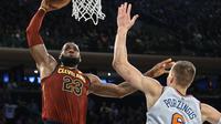 Bintang Cleveland Cavaliers LeBron James memasukkan bola ke keranjang saat menghadapi New York Knicks dalam lanjutan NBA di Madison Square Garden, Selasa (14/11/2017). (AP Photo / Andres Kudacki)