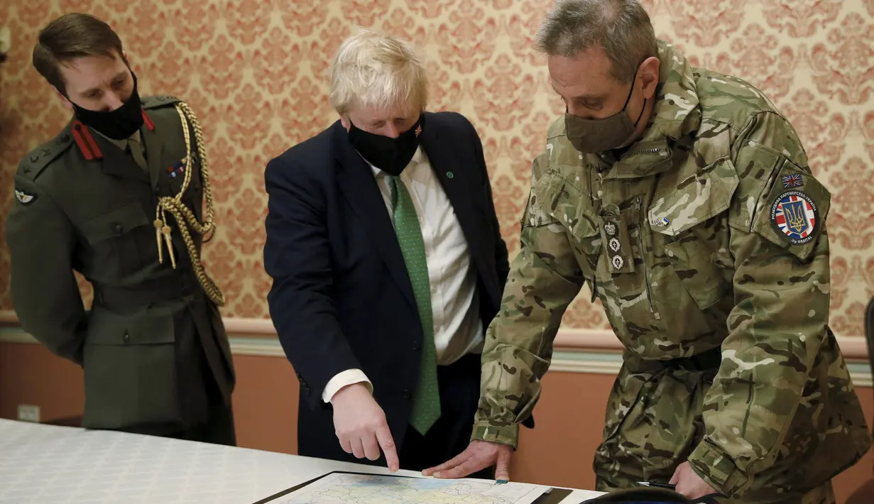 Perdana Menteri Inggris Boris Johnson (tengah) menghadiri pengarahan militer dengan Kolonel James HF Thurstan, Komandan Operasi Orbital, di Kyiv, Ukraina, Selasa (1/2/2022).  (Peter Nicholls/Pool Photo via AP)