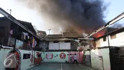 Asap hitam membumbung ke udara saat terjadi kebakaran di kawasan Tanah Abang, Jakarta, Senin (5/9). Belum diketahui penyebab serta kerugian akibat kebakaran yang menghanguskan kawasan padat penduduk tersebut. (Liputan6.com/Immanuel Antonius)