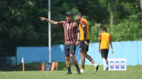 Pelatih Arema FC, Widodo Cahyono Putro memberi arahan saat sesi latihan. (Bola.com/Iwan Setiawan)