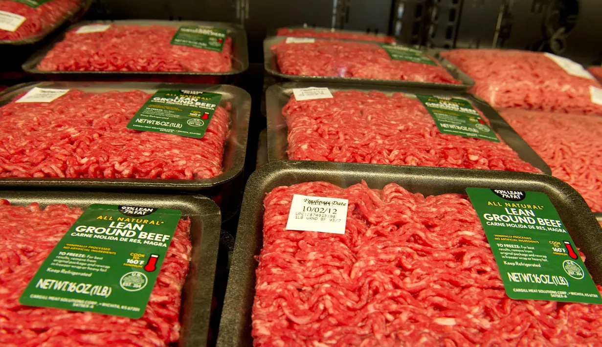 Karena mengandung protein dan lemak, daging akan sulit dicerna, padahal Anda akan tidur. Akibatnya tubuh akan sibuk sepanjang malam berusaha untuk mencerna dan karena itu akan menyebabkan kegelisahan atau bahkan kram. (ROBYN BECK/AFP/GettyImages)
