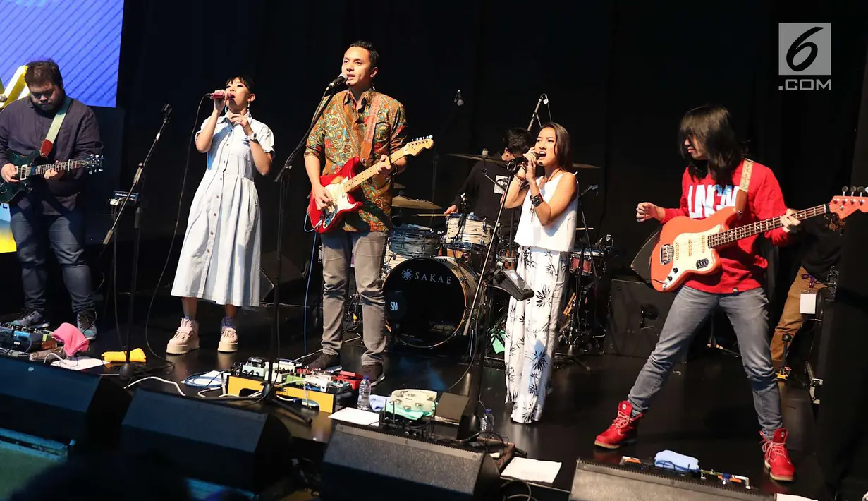 Grup musik Barasuara mengibur penonton saat tampil dalam acara XYZ Day 2018 di Jakarta, Rabu (25/4). PT Liputan Enam Dot Com dan PT KapanLagi Dot Com Networks, bersatu menjadi KapanLagi Youniverse (KLY). (Liputan6.com/Immanuel Antonius)