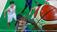 Pebasket AS, DeMarcus Cousins  (tengah) memasukkan bola ke ring sembari diawasi pemain China, Zhelin (kiri), pada pertandingan basket di Olimpiade Rio de Janeiro 2016, Sabtu (6/8/2016) malam waktu setempat. (EPA/Larry W. Smith)