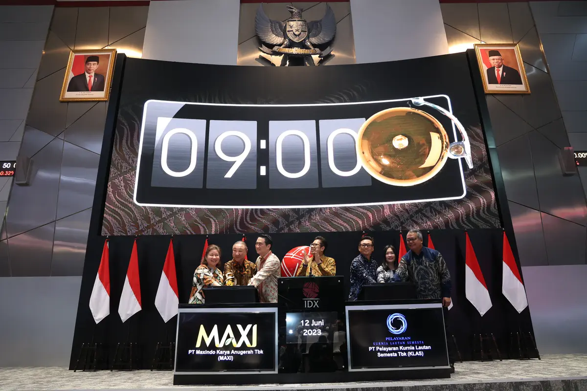 Pencatatan saham PT Maxindo Karya Anugerah Tbk (MAXI) dan PT Pelayaran Kurnia Lautan Semesta Tbk (KLAS) pada Senin, 12 Juni 2023. (Foto: BEI)