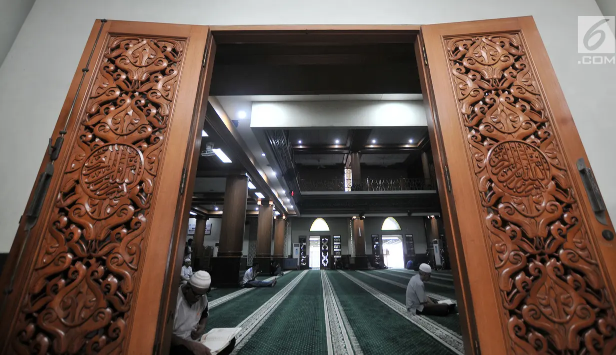 Penampakan daun pintu Masjid Agung Al-Barkah, Bekasi, Jawa Barat, Rabu (15/5/2019). Delapan daun pintu Masjid Agung Al-Barkah Bekasi terbuat dari kayu jati berukir kaligrafi yang mencerminkan delapan pintu menuju surga. (merdeka.com/Iqbal Nugroho)