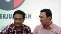 Pasangan cagub/cawagub petahana Djarot Saiful Hidayat berbincang dengan Basuki Tjahaja Purnama (Ahok) saat memberi keterangan di Jakarta, Rabu (15/2). Dalam keterangannya Ahok mengucapkan terima kasih kepada pendukungnya. (Liputan6.com/Helmi Fithriansyah)