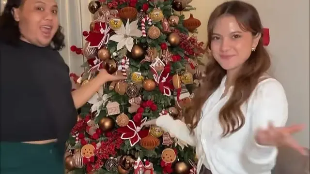 Pohon Natal Tema Gingerbread Man Marsha Aruan dan Adita