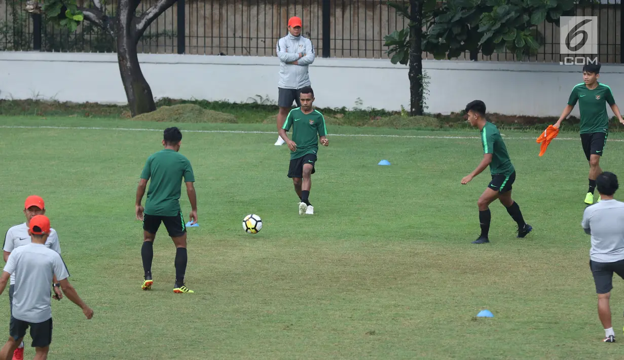 Pemain Timnas Indonesia U-19, Todd Rivaldo Ferre (tengah) saat latihan di Lapangan A Kompleks GBK Jakarta, Selasa (23/10). Latihan ini persiapan melawan UEA di penyisihan Grup A Piala AFC U-19 2018. (Liputan6.com/Helmi Fithriansyah)