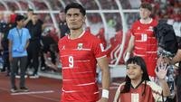 Pemain Timnas Indonesia, Ramadhan Sananta memasuki lapangan dalam laga final FIFA Series 2026 melawan Bulgaria di Stadion Utama Gelora Bung Karno (SUGK), Senayan, Jakarta, Senin (30/03/2026). (Bola.com/M Iqbal Ichsan)
