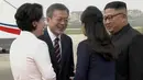 Gambar dari video yang disediakan oleh KBS, Presiden Korea Selatan, Moon Jae-in dan istrinya Kim Jung-sook disambut oleh pemimpin Korea Utara, Kim Jong-un dan sang istri, Ri Sol Ju setibanya di Pyongyang, Selasa (18/8). (Korea Broadcasting System via AP)