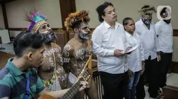 Anes Tabuni dan Ambrosius Mulait jelang mengikuti sidang lanjutan kasus pengibaran bendera bintang kejora digelar di PN Jakarta Pusat, Senin (20/1/2020). Selain Anes dan Ambrosius, Paulus Suryanta Ginting, Charles Kossay, Isay Wenda dan Arina Elopere juga menjalani sidang.(Liputan6.com/Faizal Fanan)