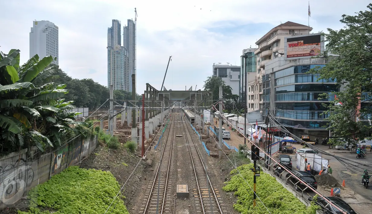 Sebuah kontruksi bangungan untuk proyek jalur kereta Api Bandara di Jakarta, Selasa (28/2). Stasiun kereta bandara itu didesain untuk terkoneksi dengan stasiun kereta tanpa sopir (Skytrain) yang menghubungkan antar terminal. (Liputan6.com/Yoppy Renato)