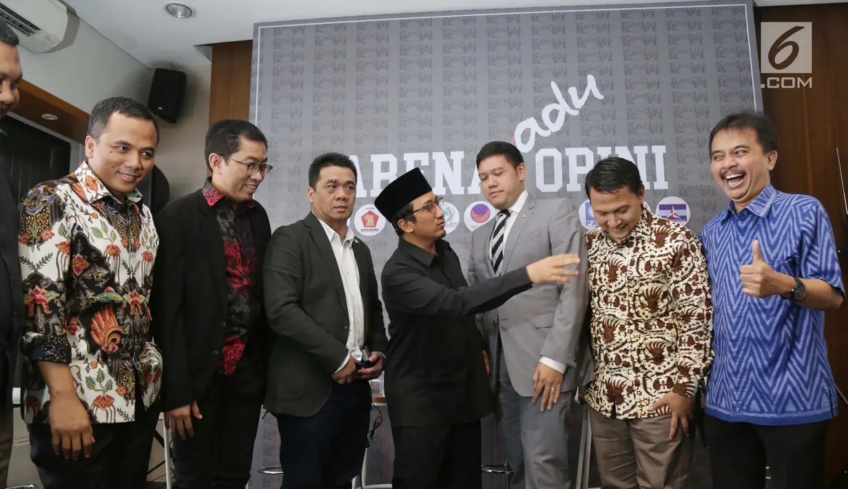 Sejumlah politisi partai usai mengikuti diskusi bertema "Arena Adu Opini Ekonomi, Hukum Dan Politik", Jakarta, Kamis (12/7). Diskusi membahas strategi politik partai dan pemilihan capres-cawapres 2019 dan ekonomi pemerintahan. (Liputan6.com/Angga Yuniar)