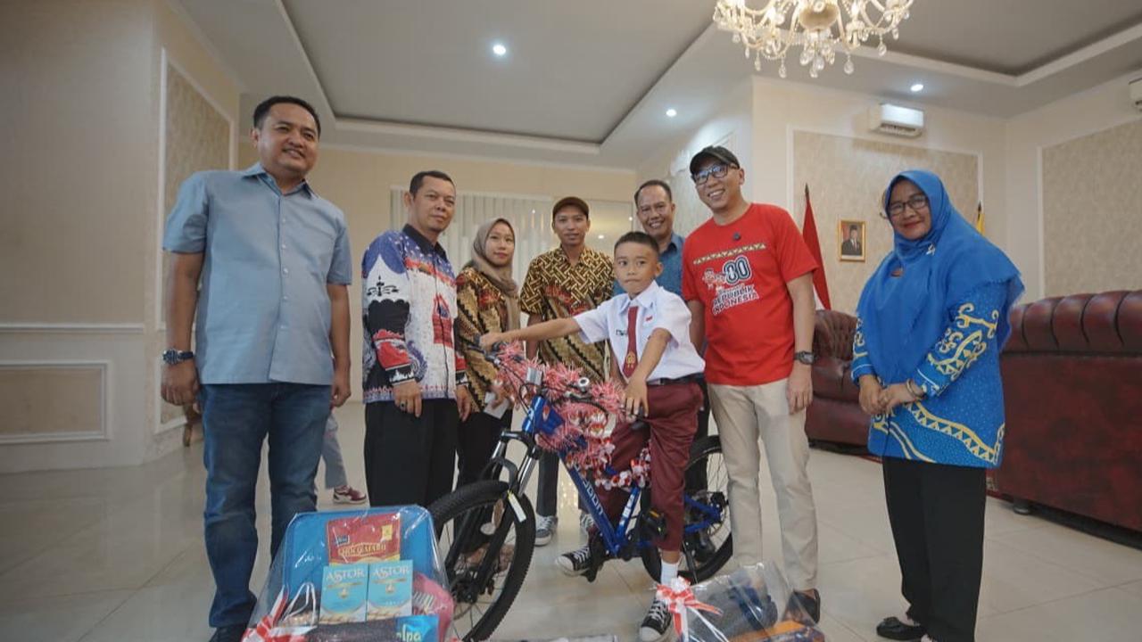 Raihan Panjat Tiang Bendera Demi Merah Putih, Gubernur Lampung Beri Hadiah Tak Terduga