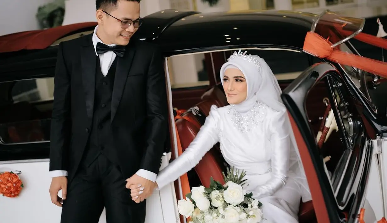 Ia pun mengenakan mahkota sebagai aksesori yang menghiasi hijab putih Nadia Mustika [@nadyamustikarahayu]