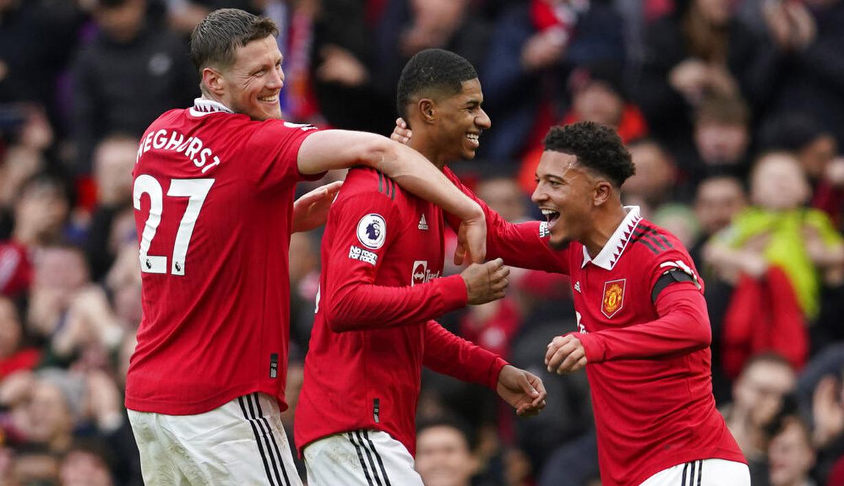 Pemain Manchester United, Marcus Rashford merayakan gol bersama rekannya setelah mencetak gol ke gawang Leicester City pada laga Liga Inggris di Stadion Old Trafford, Minggu (19/2/2023). MU sukses menaklukkan tamunya. (AP Photo/Dave Thompson)