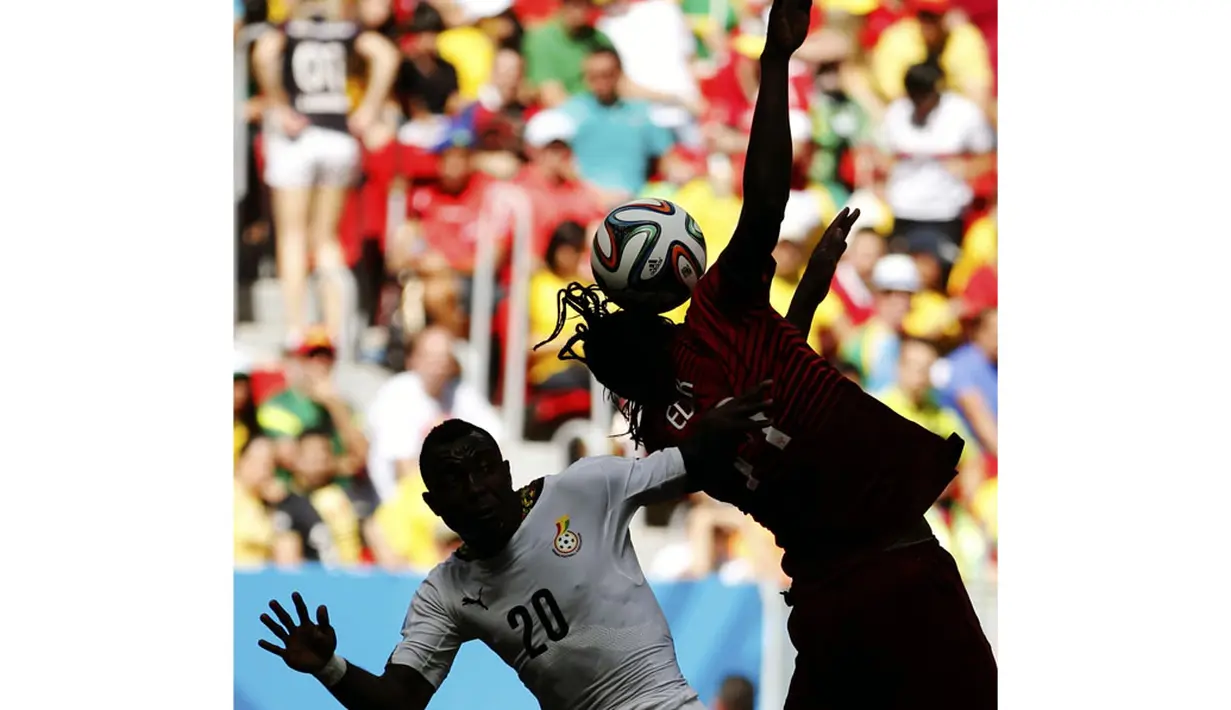 Pemain depan Timnas Portugal, Eder (kanan), melompat menahan pergerakan bola yang mengarah ke gelandang Ghana, Kwadwo Asamoah, di laga penutup penyisihan Piala Dunia 2014 Grup G di Stadion Nasional Brasilia, (26/6/2014). (REUTERS/Jorge Silva)