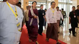 Penasihat Negara Myanmar Aung San Suu Kyi saat tiba untuk menyampaikan pidato nasional terkait Rohingya di Naypyidaw (19/9). (AFP Photo/Ye Aung Thu)