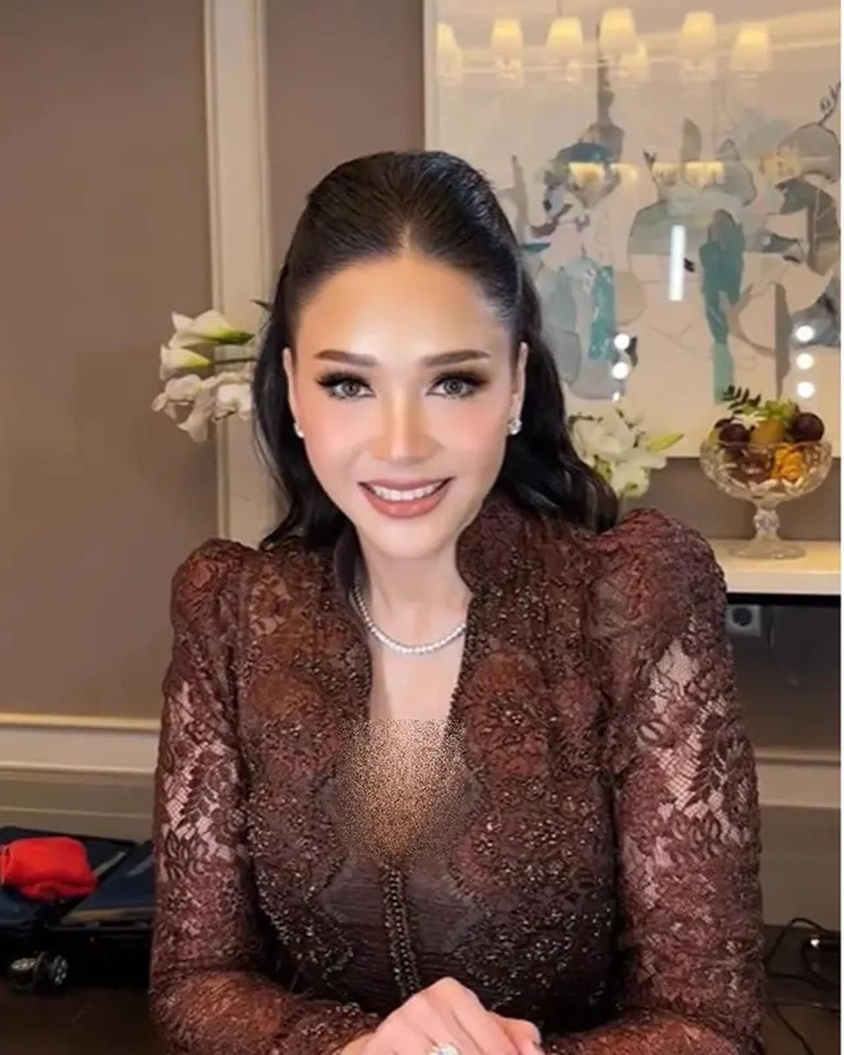 6 Potret Detail Outfit Maia Estianty di Intimate Dinner Al Ghazali-Alyssa Daguise