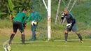 Pelatih Kiper, Hermansyah (kanan) melatih calon penjaga gawang Timnas Indonesia U19 di NYTC Sawangan, Depok, Selasa (26/7). 40 pesepakbola muda mengikuti seleksi untuk menjadi pemain Timnas Indonesia U19. (Liputan6.com/Helmi Fithriansyah)