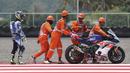 Sejumlah Marshall membantu pembalap Tim VFT Racing Federico Caricasulo setelah mengalami masalah mesin saat latihan bebas World Superbike di Sirkuit Internasional Mandalika, Lombok. (AP Photo/Achmad Ibrahim)